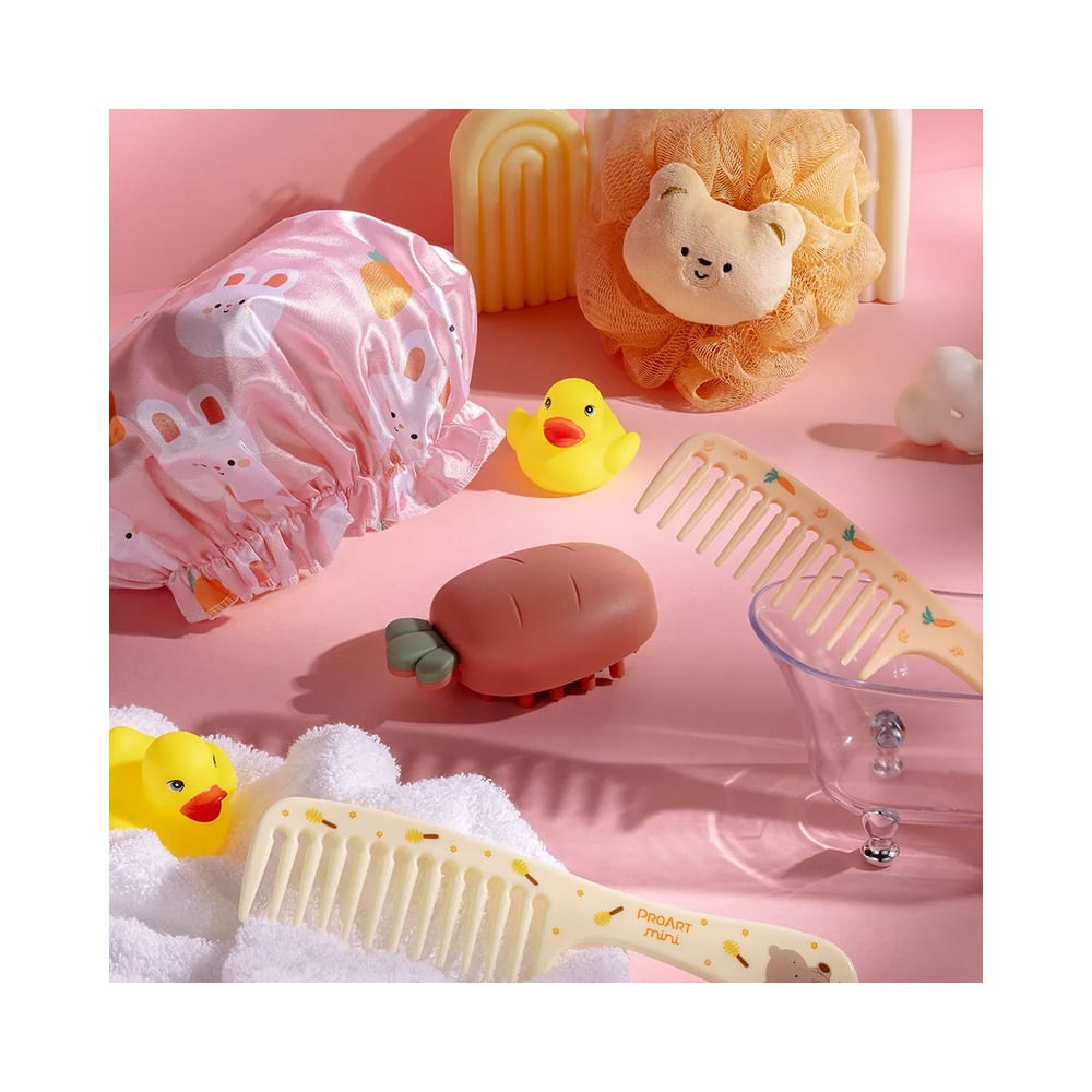 Esponja Proart Banho Urso Mini com acessórios de banho infantis em cenário rosa
